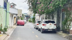 Xe ô tô đậu trong hẻm được không?